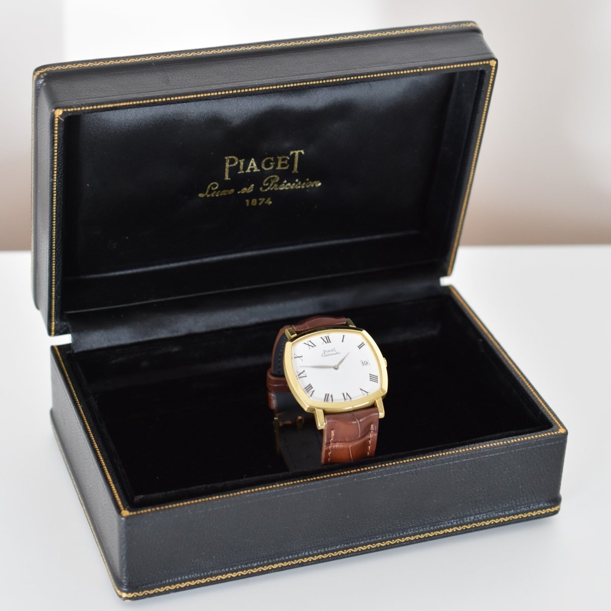 Montre PIAGET "Coussin" en or jaune et cuir - Castafiore