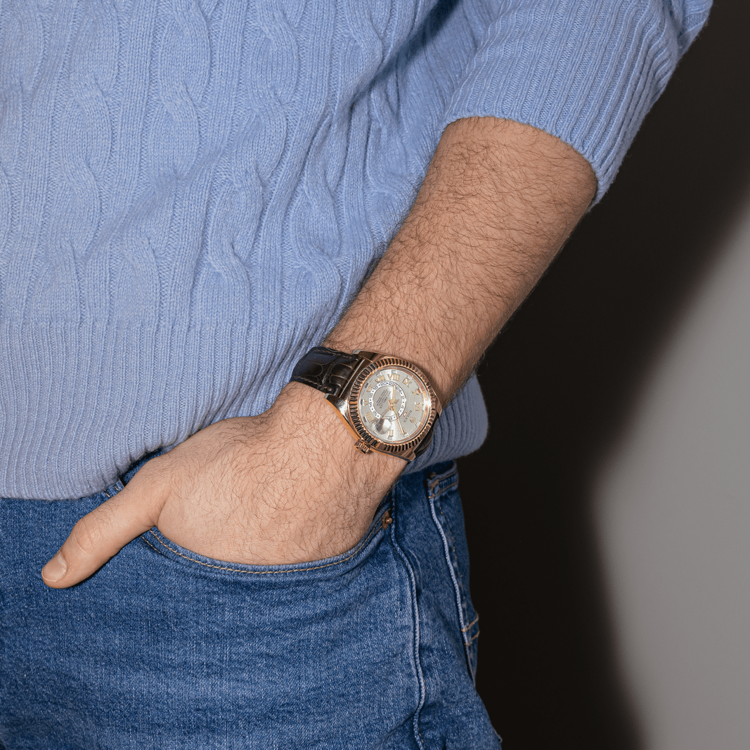 Montre ROLEX "Sky - Dweller" en or jaune, argent, cuir et saphir - Castafiore