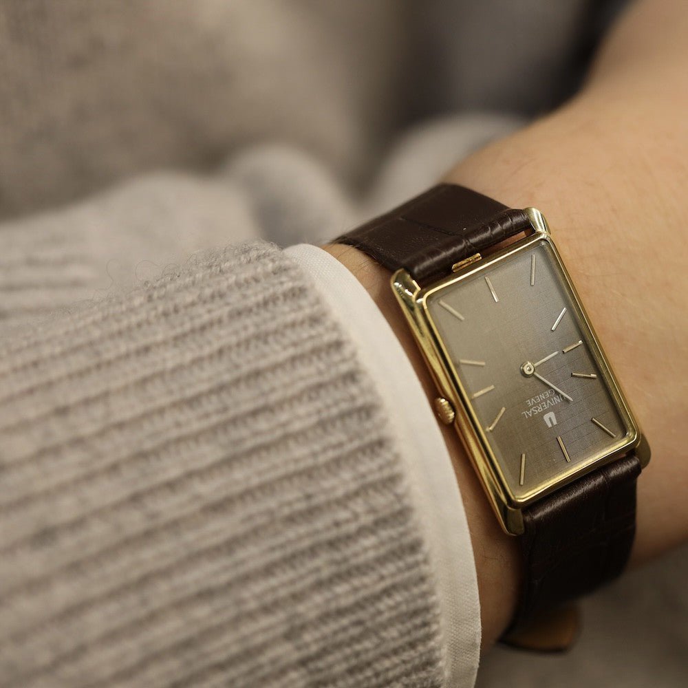 Montre Universal Geneve rectangulaire Extraplate Homme en Or Jaune 18k vers 1975. Mécanique. ref 142200 - Castafiore