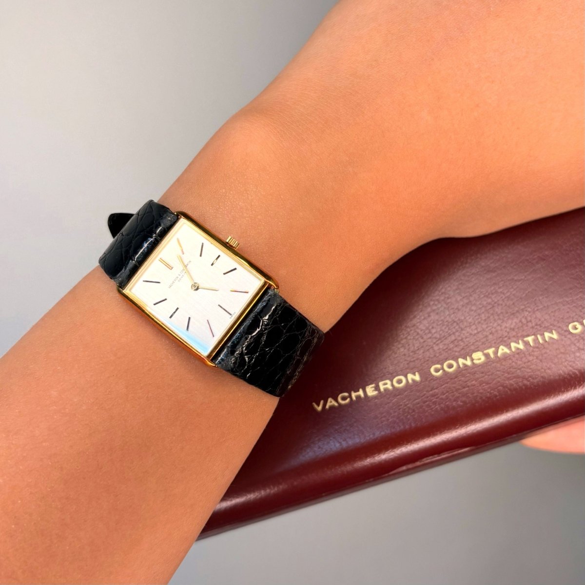 Montre VACHERON CONSTANTIN "Tank Classique" en or jaune et cuir - Castafiore