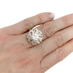 Bague Cartier, "Marguerite", diamants central 1,57 carat, or jaune.