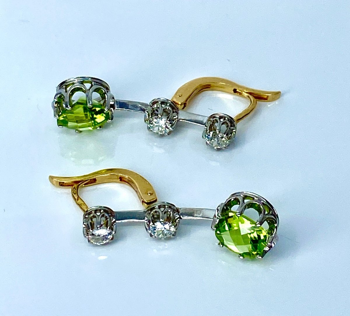 Paire de boucles d’oreilles en or 18 carats et platine, diamants et peridots - Castafiore