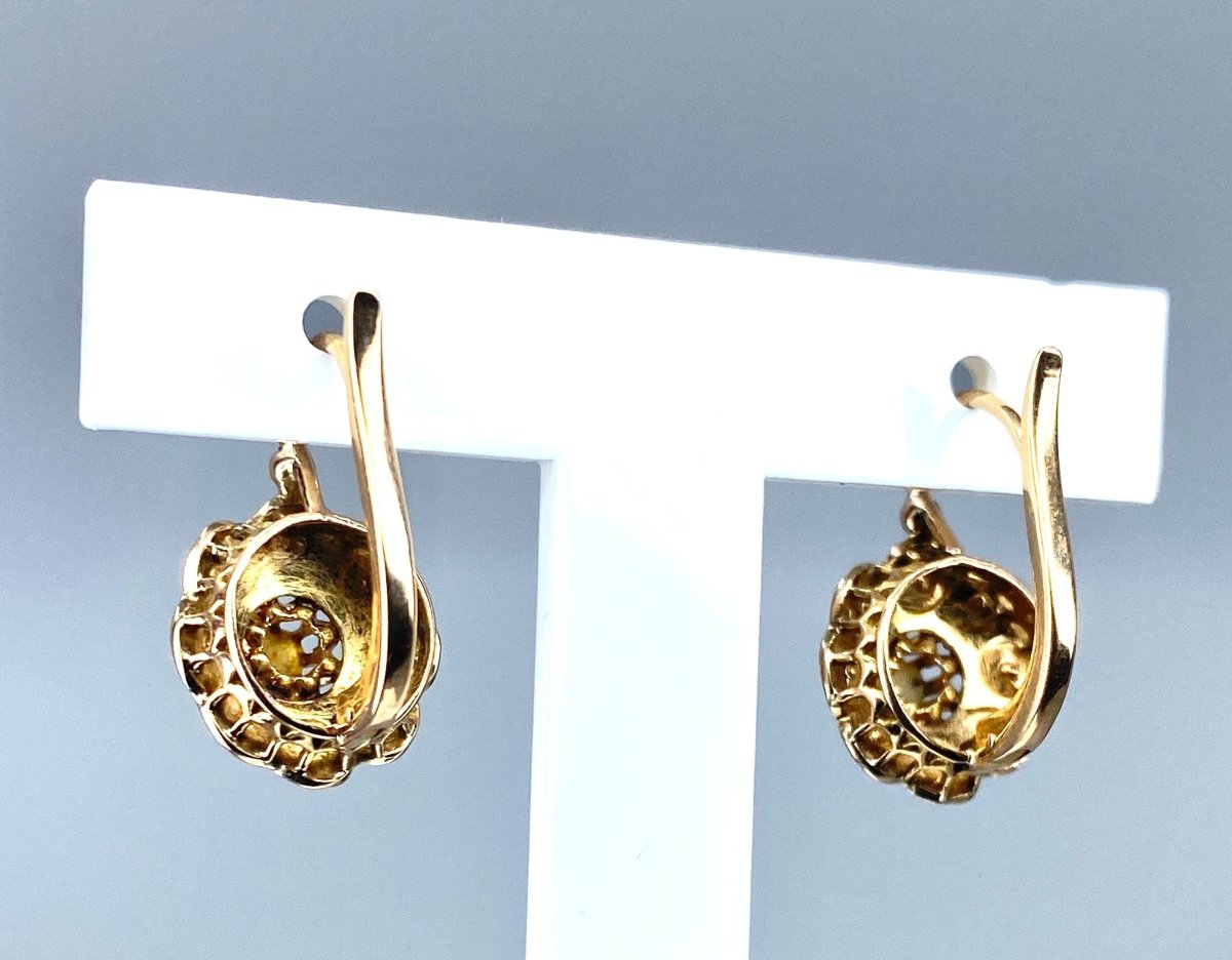 Paire de boucles d’oreilles en or 18 jaune carats serties de perles fines. Vers 1880. - Castafiore