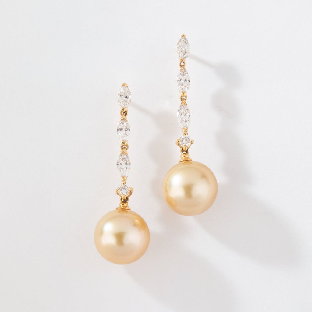 Paire de boucles d'oreilles en or jaune diamants navettes et perles gold des mer du sud - Castafiore