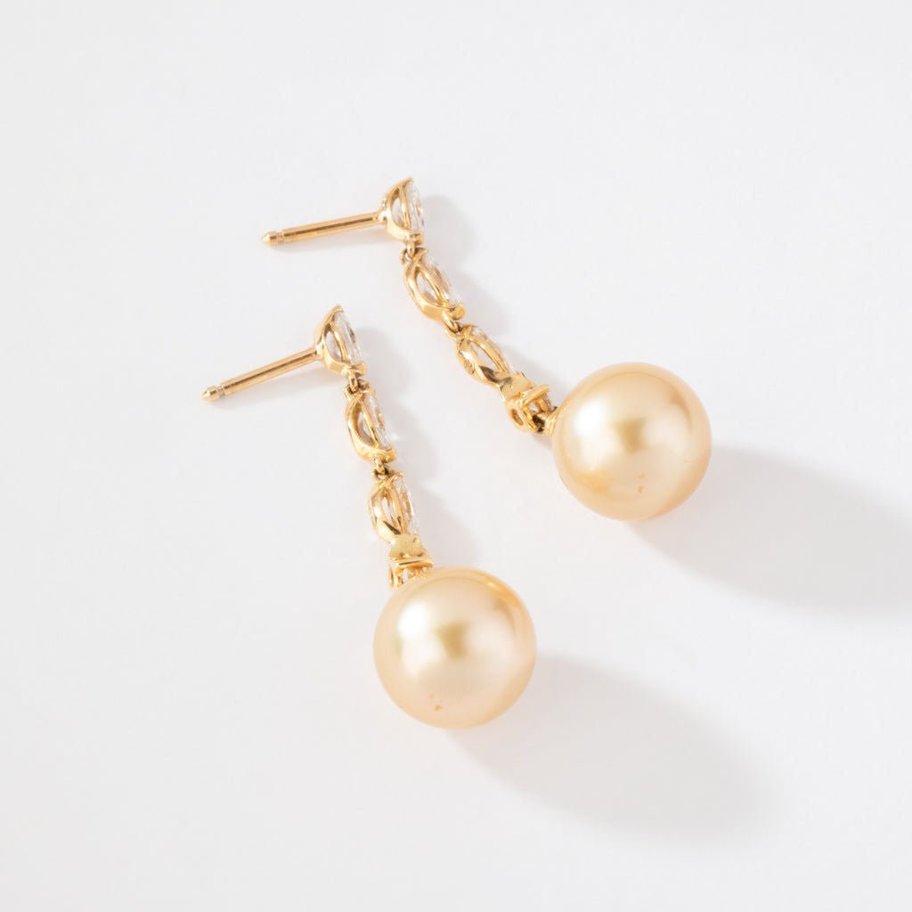 Paire de boucles d'oreilles en or jaune diamants navettes et perles gold des mer du sud - Castafiore