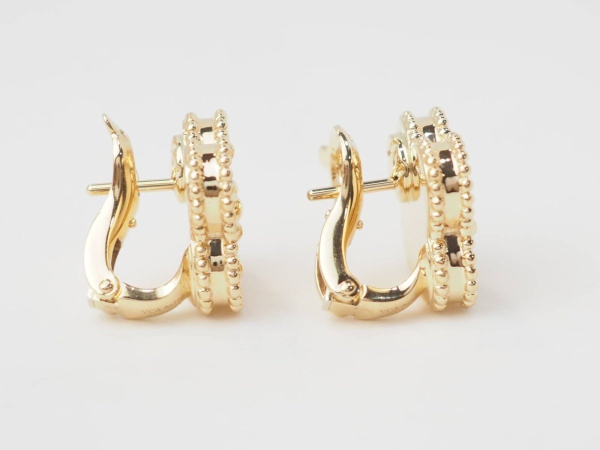 Paire de boucles d'oreilles Van Cleef & Arpels Alhambra vintage en or jaune - Castafiore