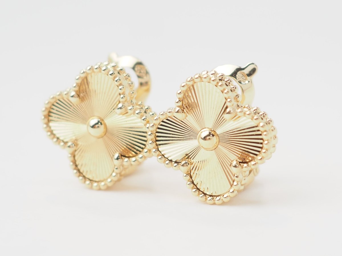 Paire de boucles d'oreilles Van Cleef & Arpels Alhambra vintage en or jaune - Castafiore