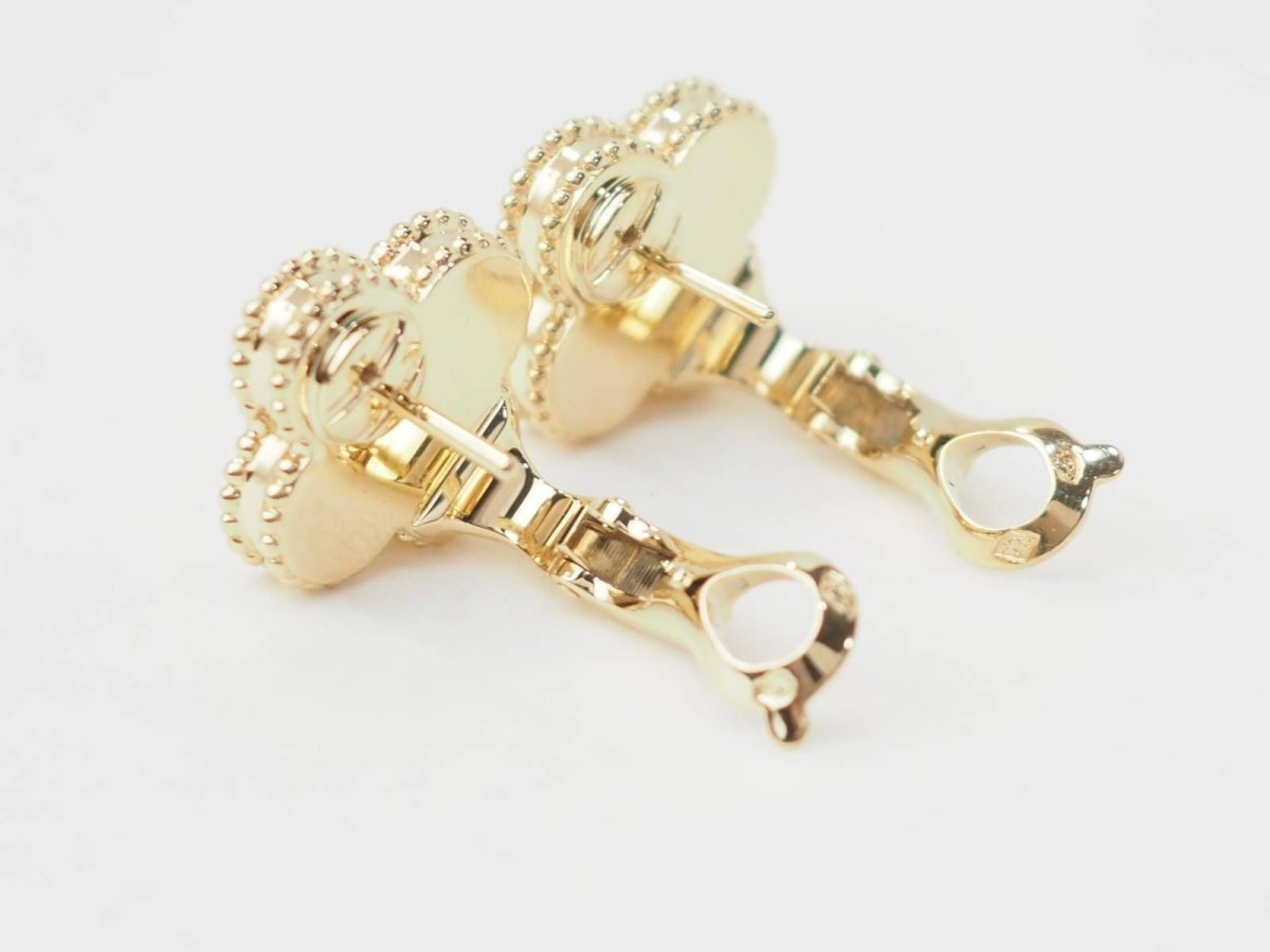 Paire de boucles d'oreilles Van Cleef & Arpels Alhambra vintage en or jaune - Castafiore