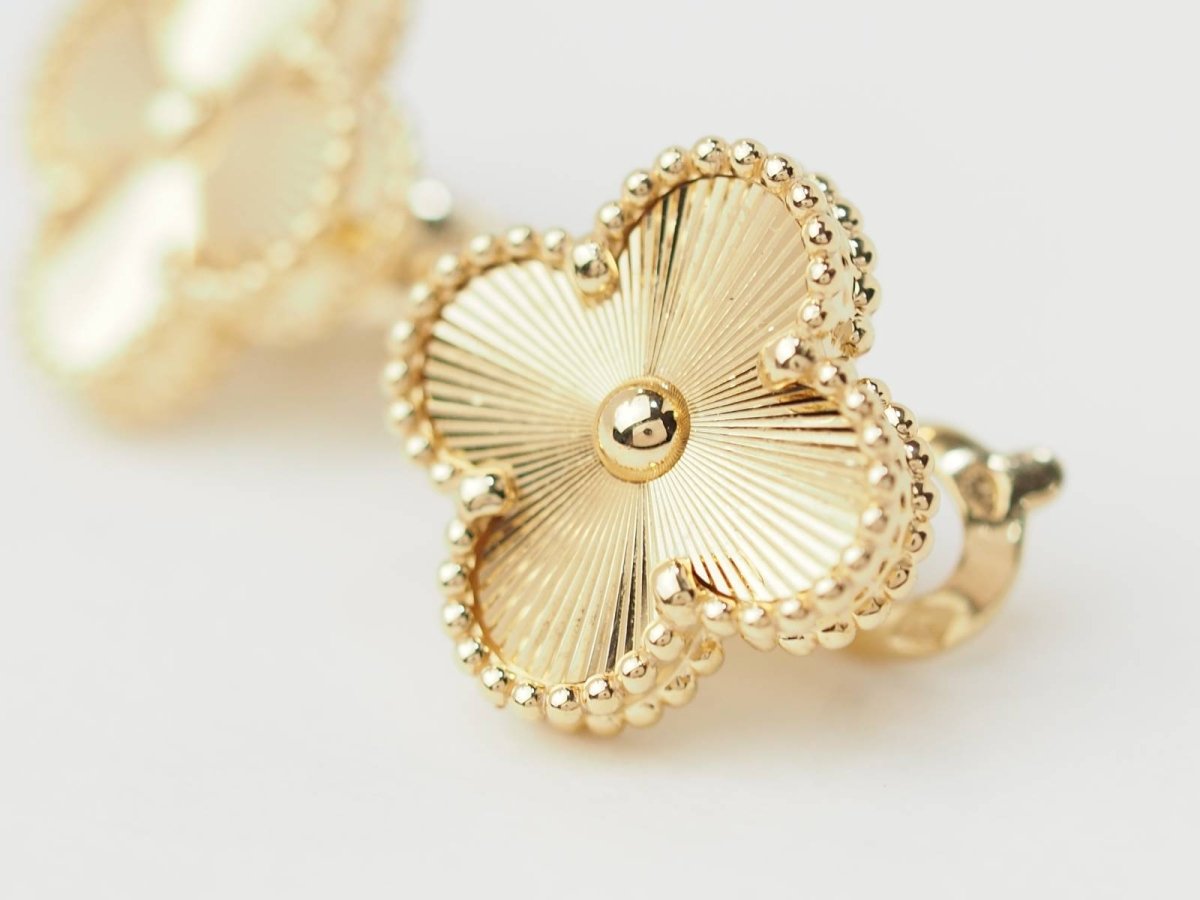 Paire de boucles d'oreilles Van Cleef & Arpels Alhambra vintage en or jaune - Castafiore