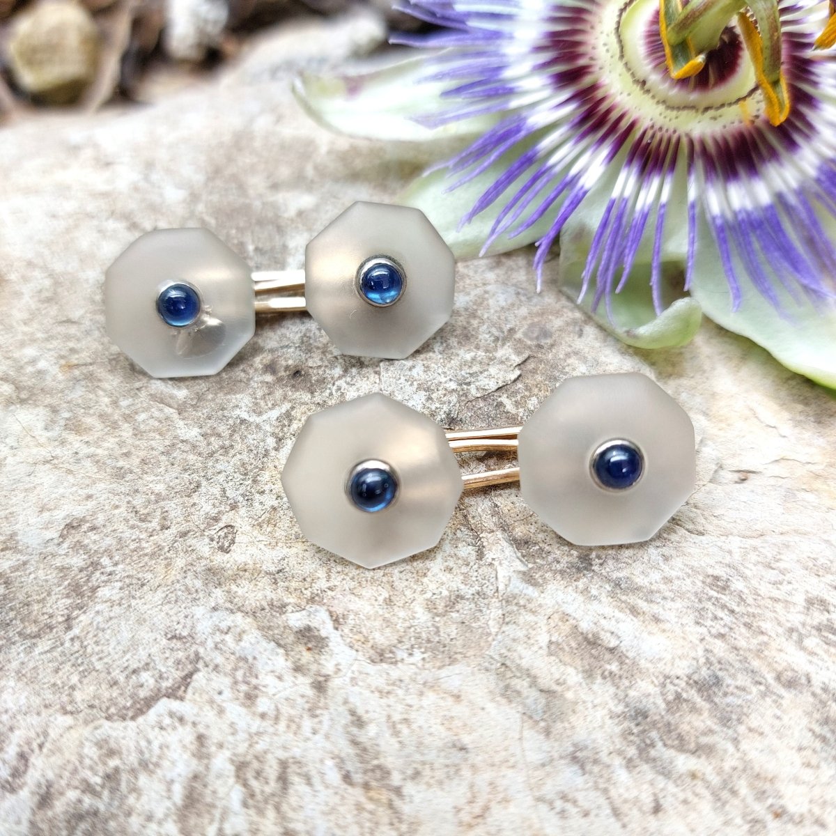 PAIRE DE BOUTONS DE MANCHETTE ART DECO, CRISTAL DE ROCHE ET SAPHIRS - Castafiore