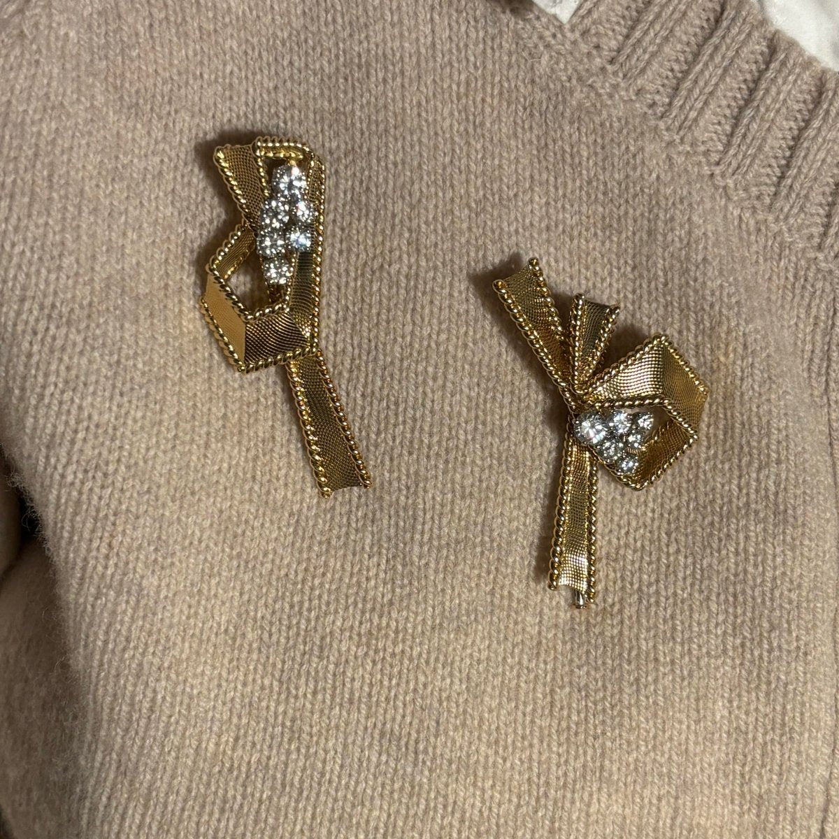 Broches Clips MAUBOUSSIN en or jaune et diamants