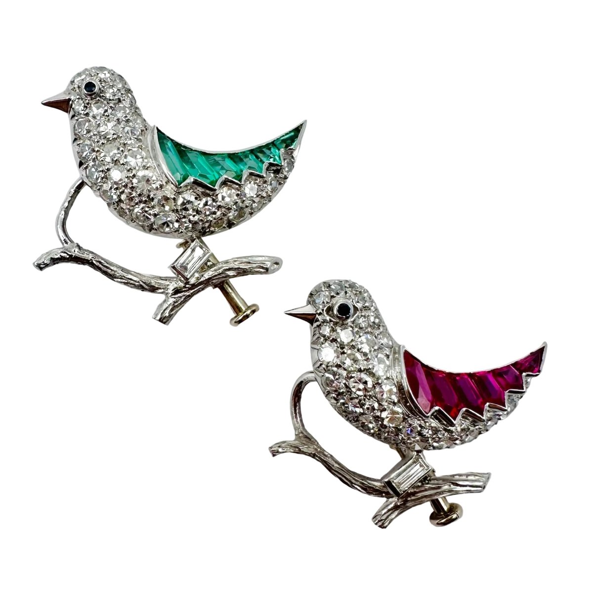 Paire de broches "Oiseaux" en or blanc, platine, rubis et émeraudes - Castafiore