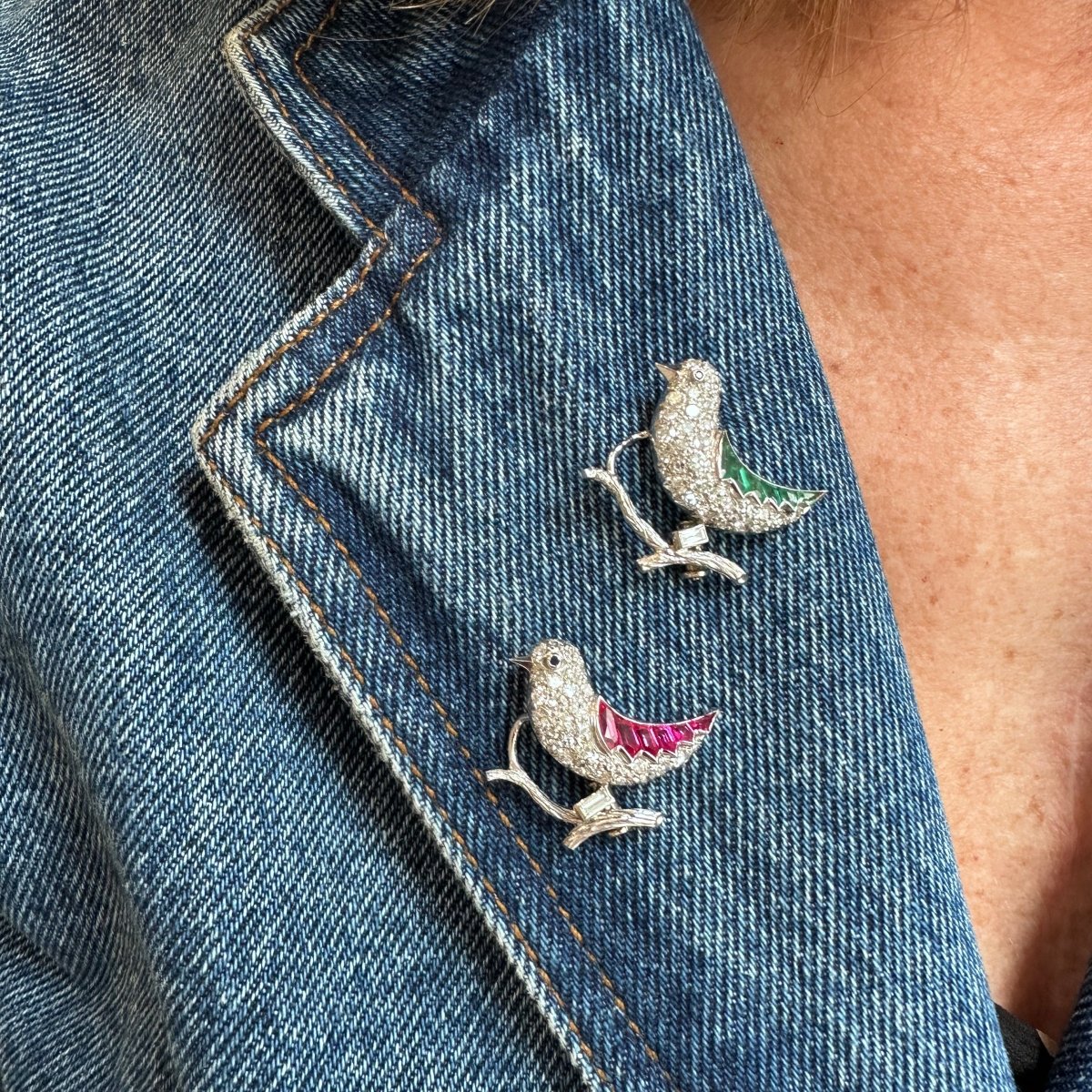 Deux broches Oiseaux en or blanc, platine, rubis, émeraudes et saphirs