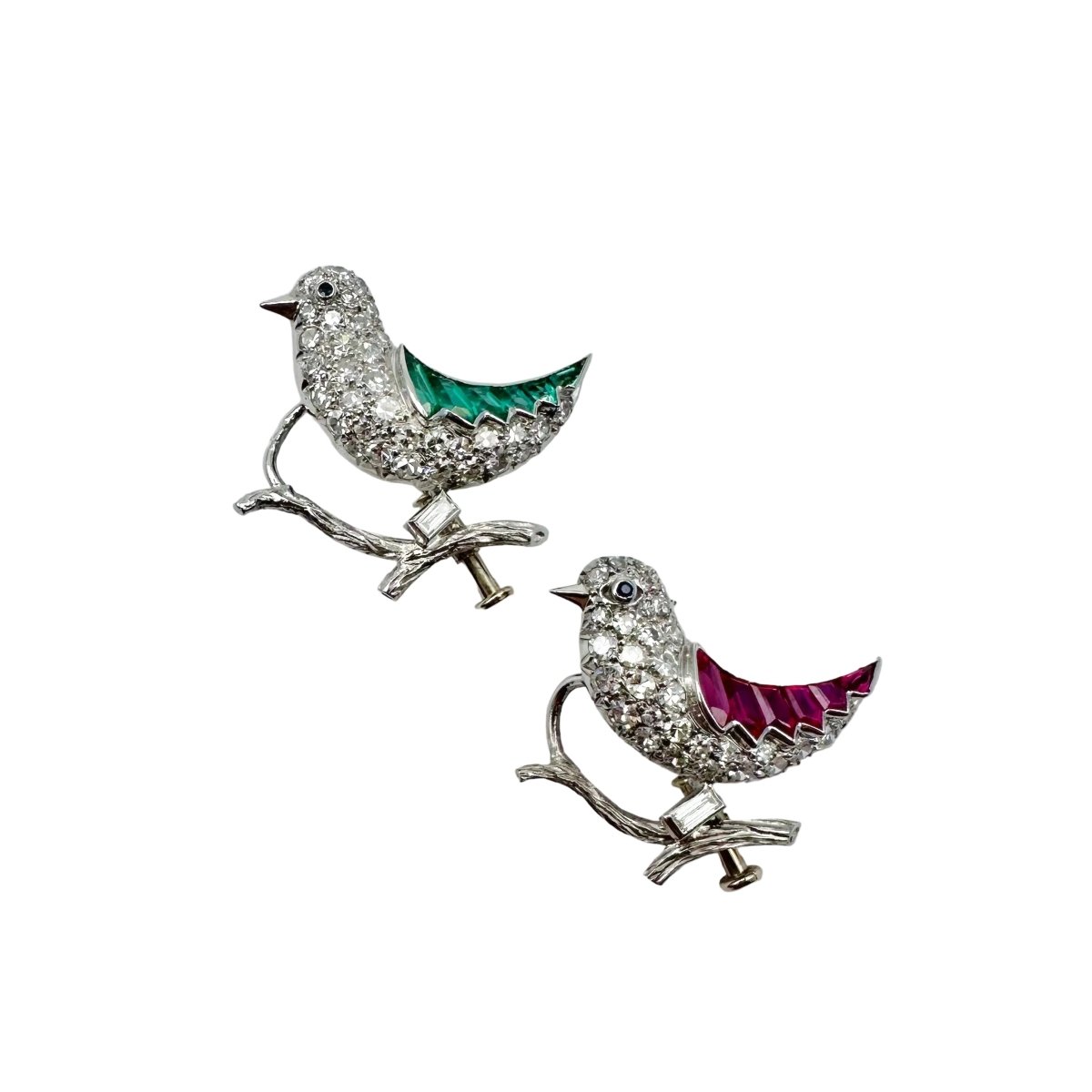 Paire de broches "Oiseaux" en or blanc, platine, rubis et émeraudes - Castafiore