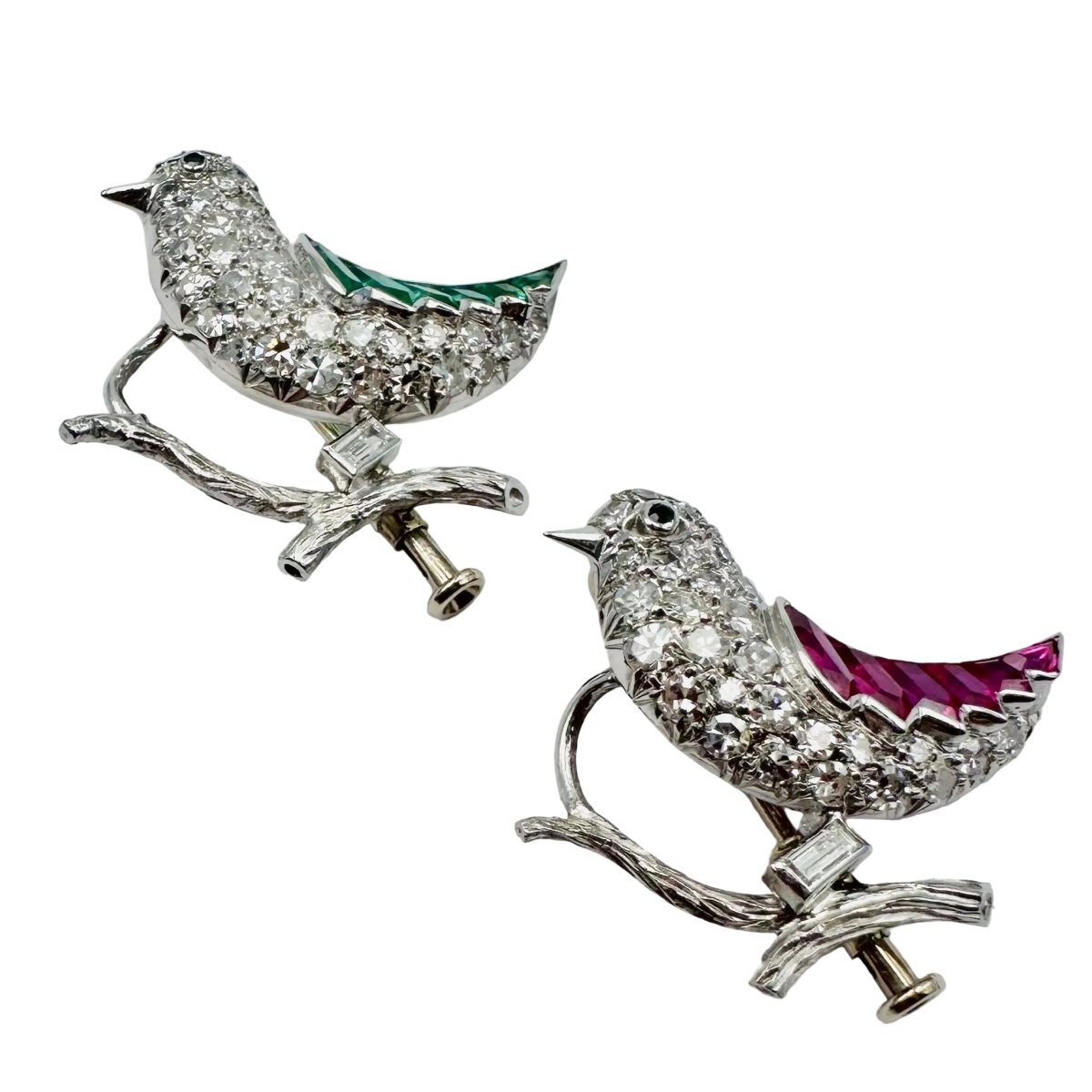Paire de broches "Oiseaux" en or blanc, platine, rubis et émeraudes - Castafiore