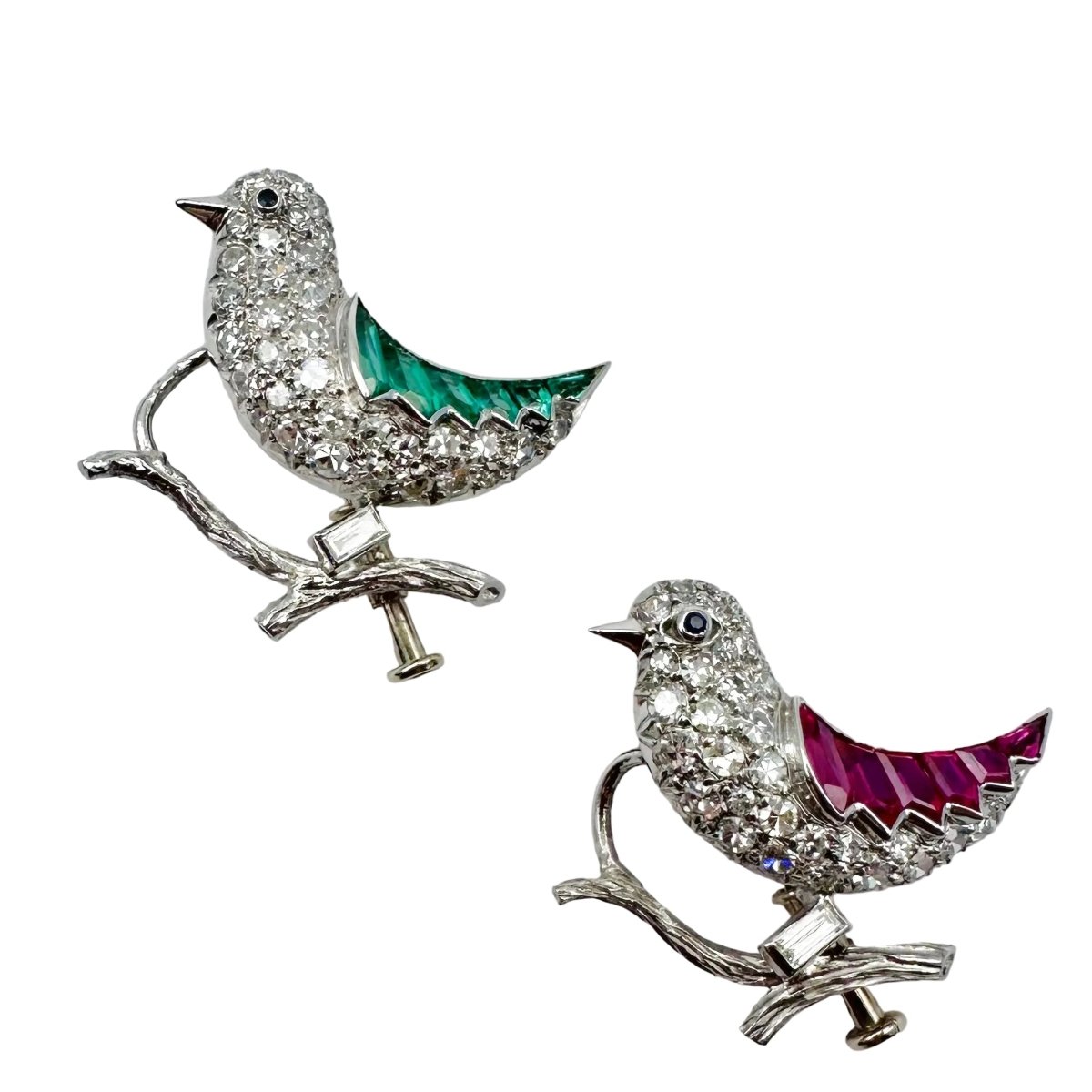 Paire de broches "Oiseaux" en or blanc, platine, rubis et émeraudes - Castafiore
