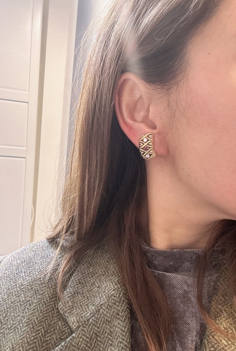 Paire de clip d'oreille ANDRE VASSORT x VAN CLEEF & ARPELS en or jaune, rubis et diamants - Castafiore