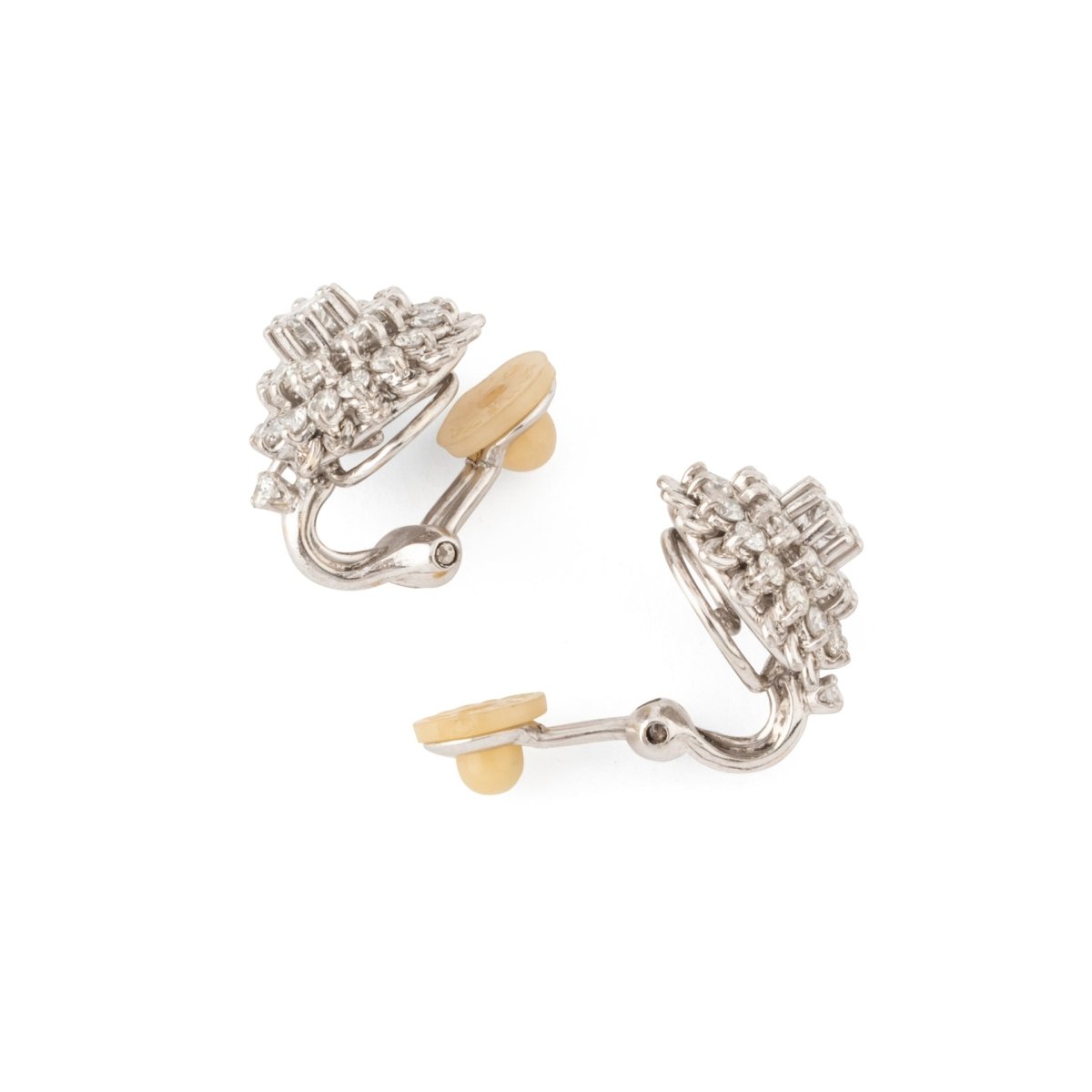 Paire de clips d’oreilles en or blanc et diamants - Castafiore