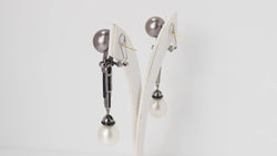 Paire de pendants d'oreilles en or blanc diamants cognacs et perles