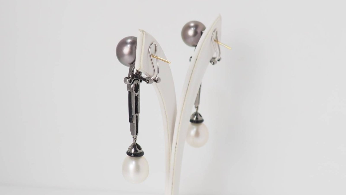 Paire de pendants d'oreilles en or blanc diamants cognacs et perles