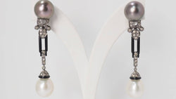 Paire de pendants d'oreilles en or blanc diamants cognacs et perles