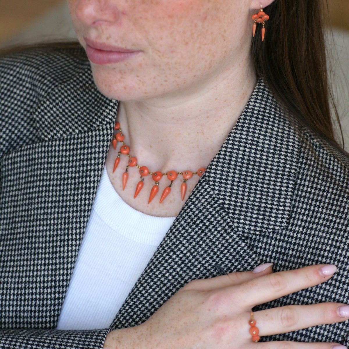 Parure Collier, boucles d'oreilles et bague en or jaune, argent, corail et diamants - Castafiore