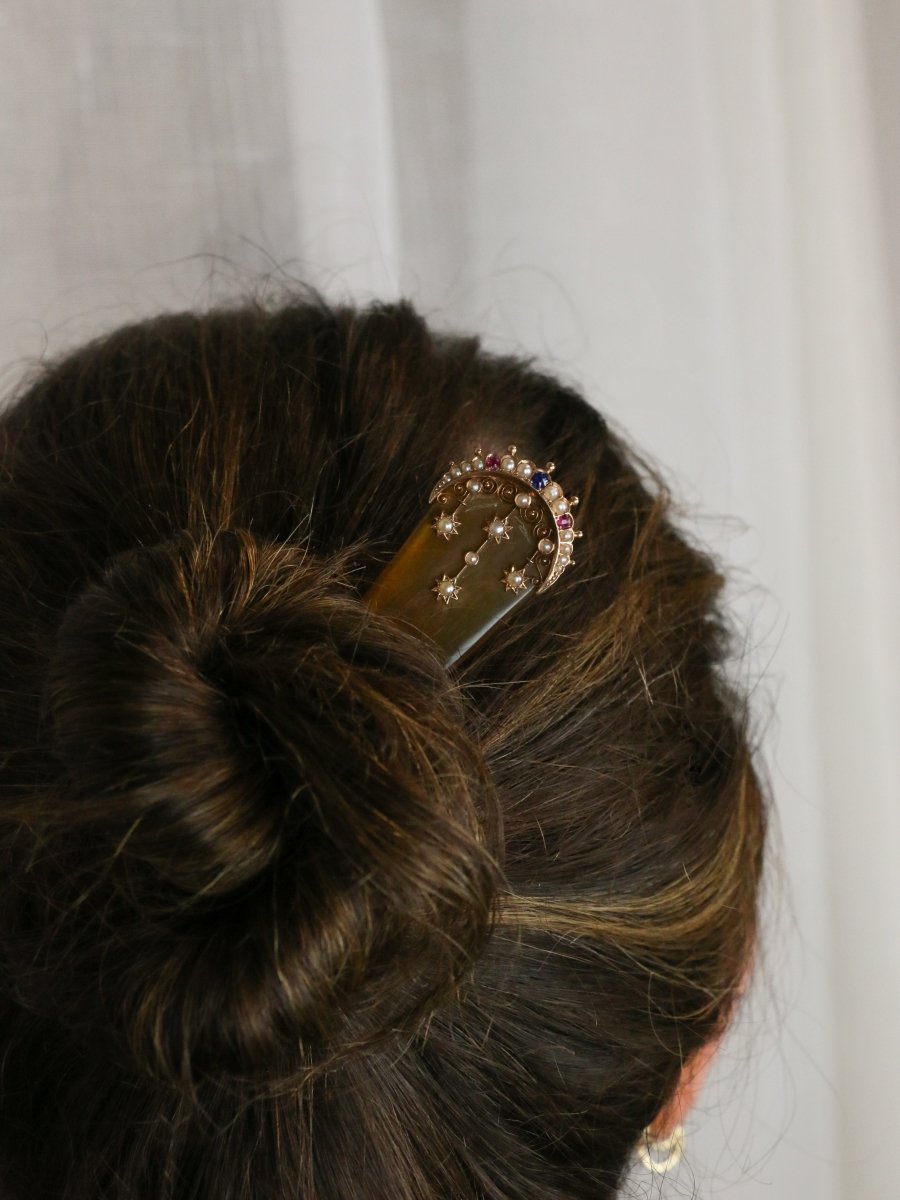 Peigne ancien en or, corne, perles fines, saphirs et rubis - Castafiore