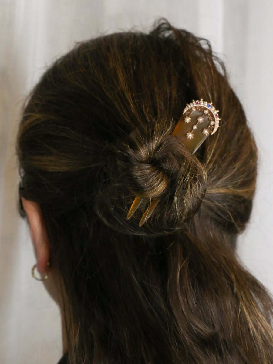 Peigne ancien en or, corne, perles fines, saphirs et rubis - Castafiore