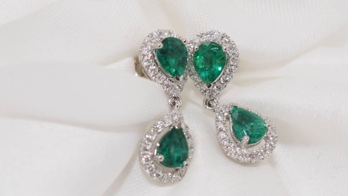 Pendants d'Oreille En Or Blanc, Emeraudes Et Diamants - Castafiore