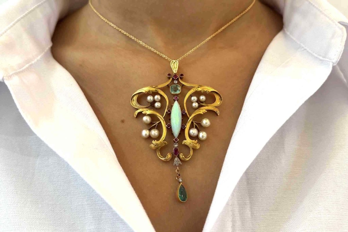 Pendentif ancien art nouveau Opale, perles fines, émeraudes et rubis - Castafiore
