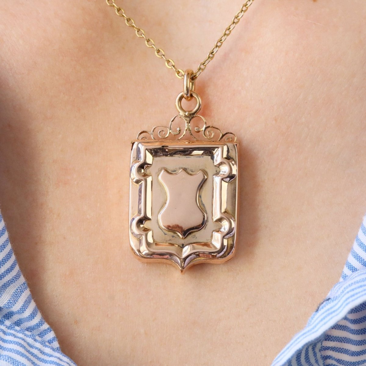 Pendentif ancien écusson en or rose - Castafiore