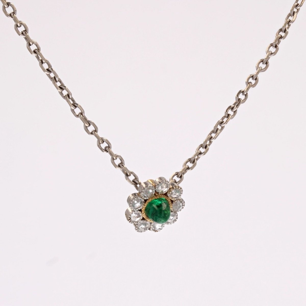 Pendentif ANCIEN Fleur en or jaune et platine émeraude cabochon et diamants - Castafiore