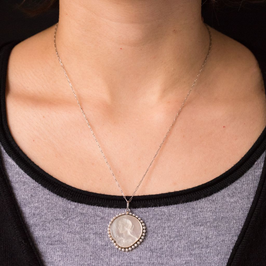 Pendentif ANONYME Médaille maille figaro en platine nacre et perles fines - Castafiore