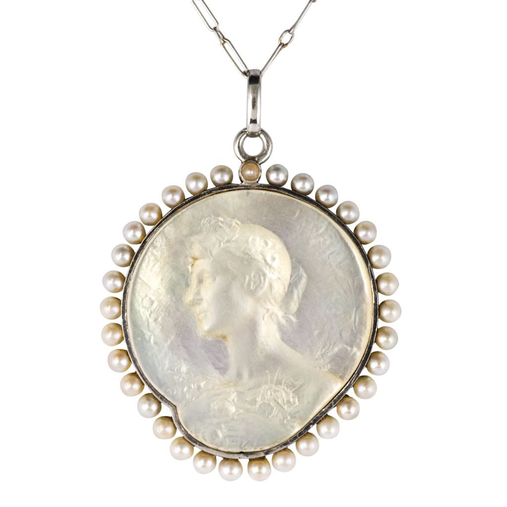 Pendentif ANONYME Médaille maille figaro en platine nacre et perles fines - Castafiore