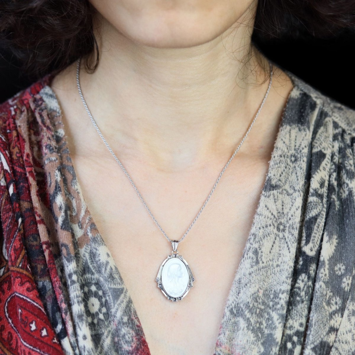 Pendentif art déco en or blanc et nacre et diamants - Castafiore