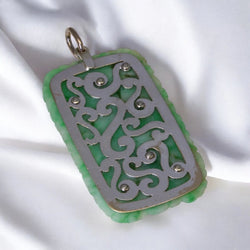 Pendentif Art Déco en or, jade sculpté et diamants. - Castafiore