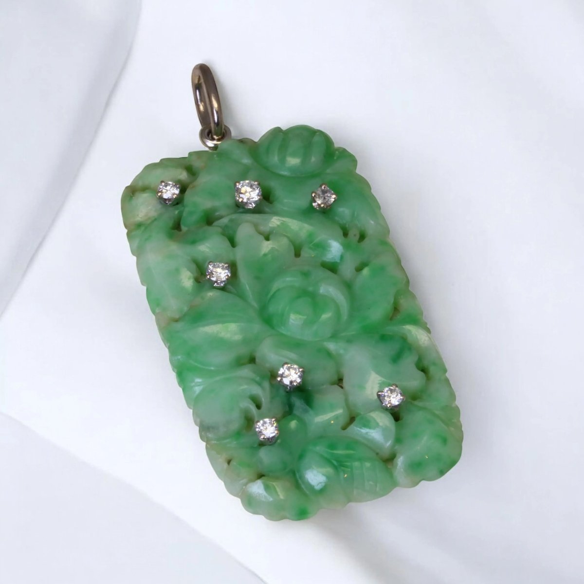 Pendentif Art Déco en or, jade sculpté et diamants. - Castafiore