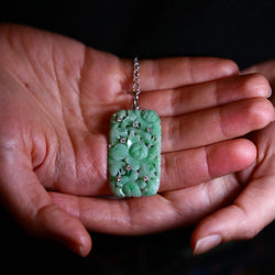 Pendentif Art Déco en or, jade sculpté et diamants. - Castafiore