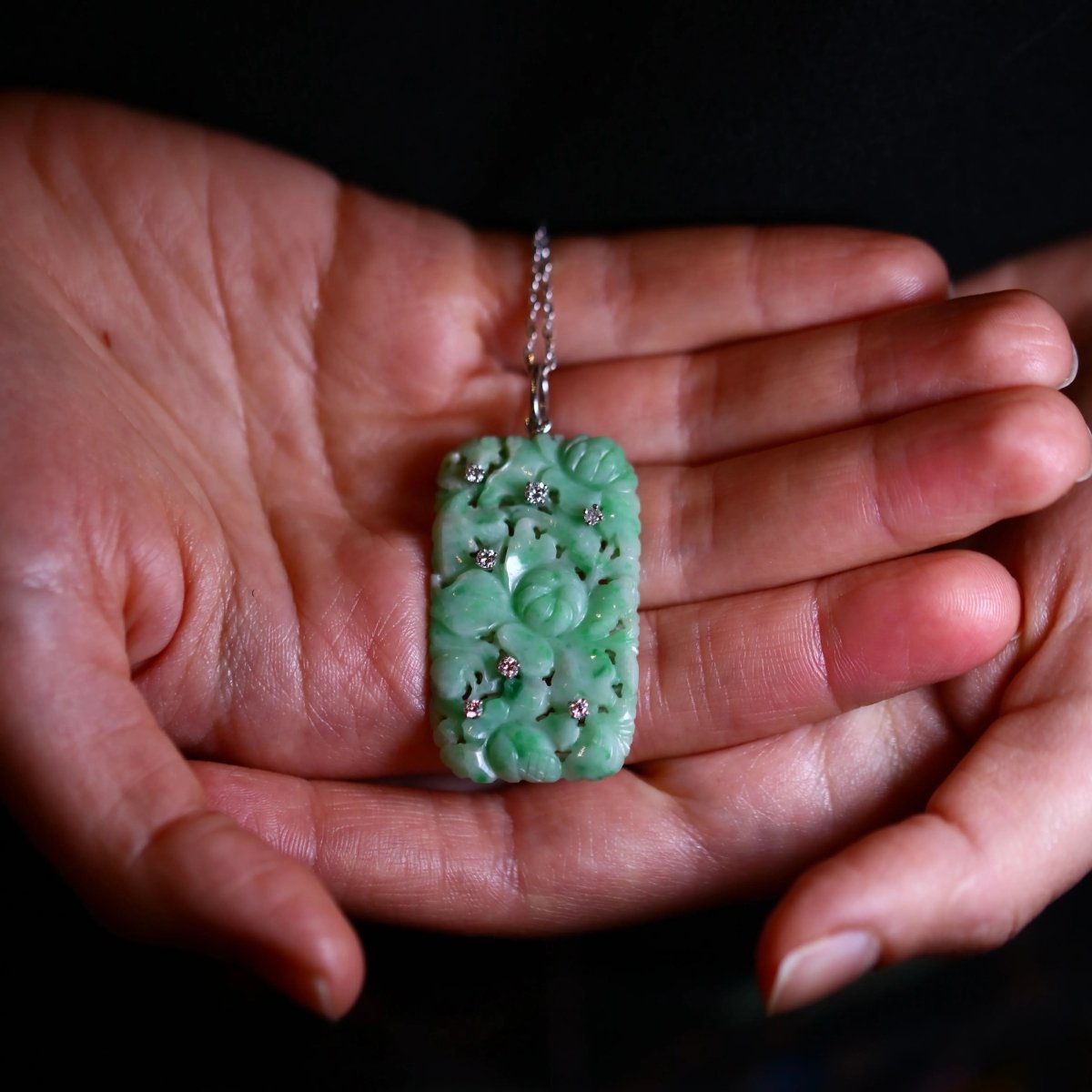 Pendentif Art Déco en or, jade sculpté et diamants. - Castafiore