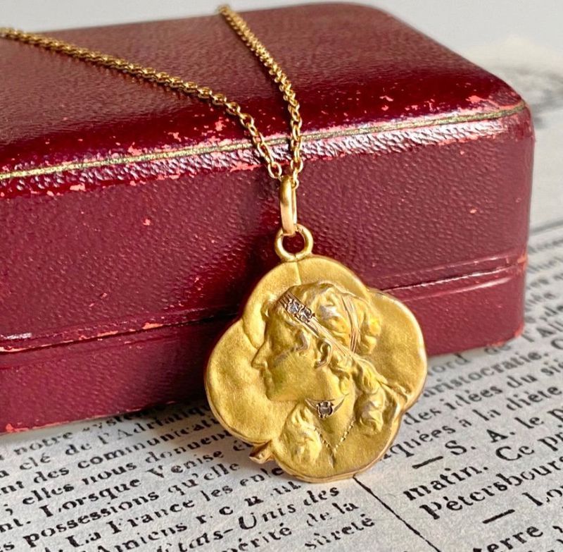 Pendentif Art Nouveau en or jaune 18k