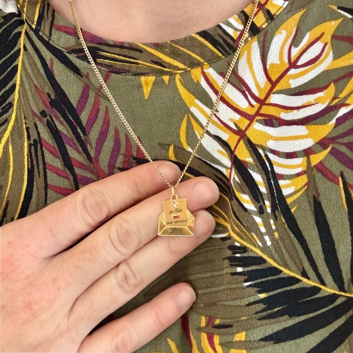 Pendentif AUGIS "Lettre d'Amour" en or jaune et rubis - Castafiore