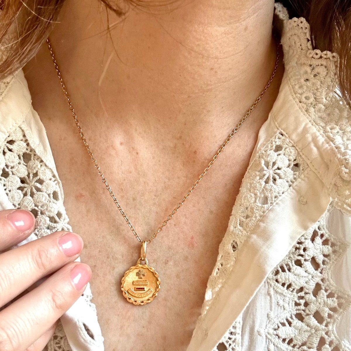 Pendentif AUGIS Médaille d'amour en or et rubis - Castafiore