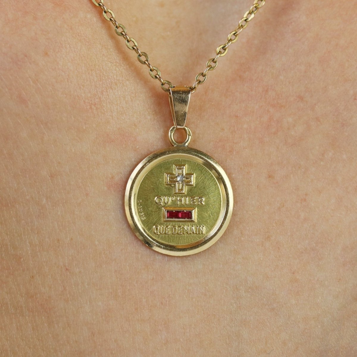 Pendentif AUGIS Médaille en or jaune - Castafiore