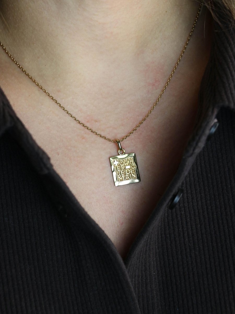 Pendentif AUGIS Plus hier moins demain en or jaune - Castafiore