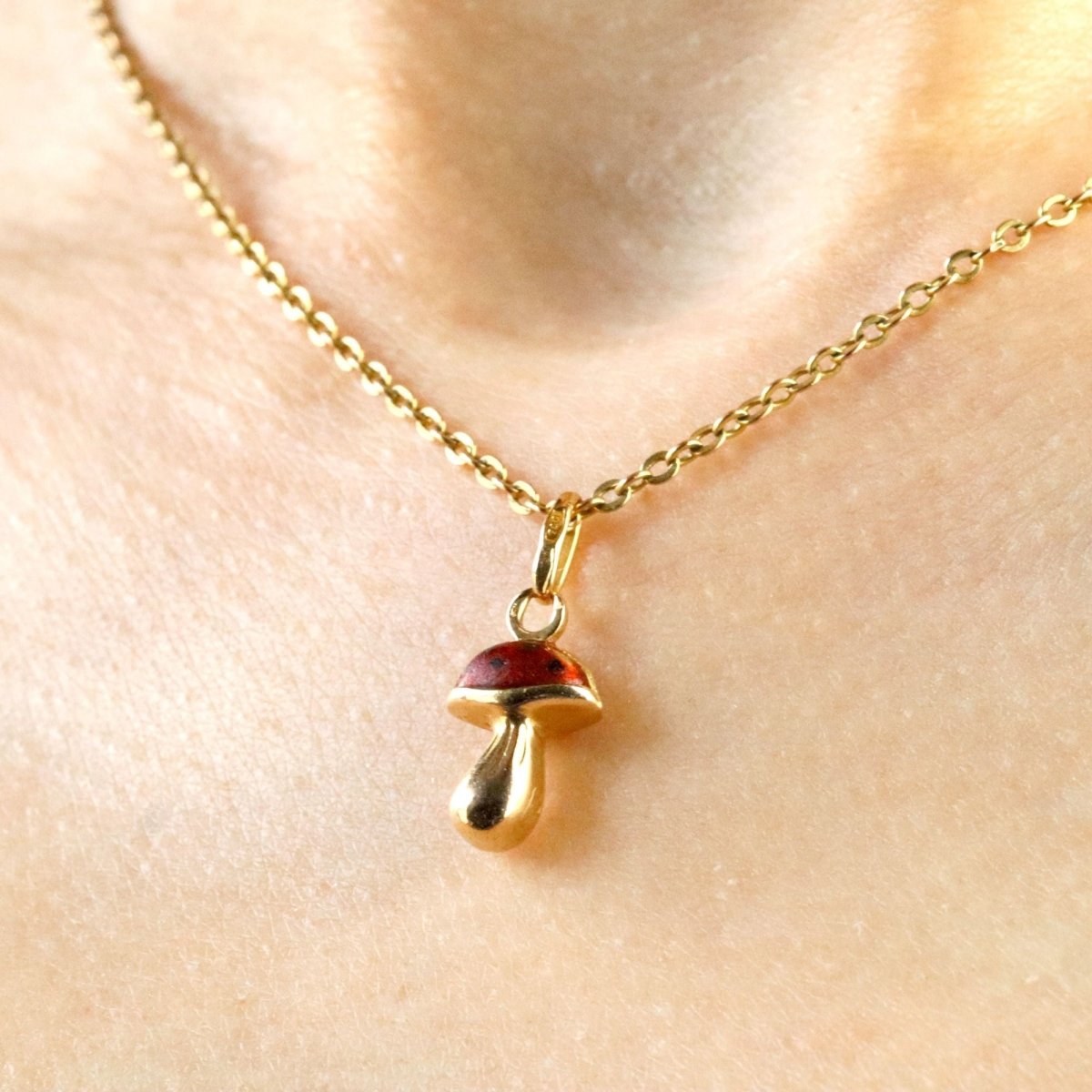 Pendant charm yellow gold enameled mushroom