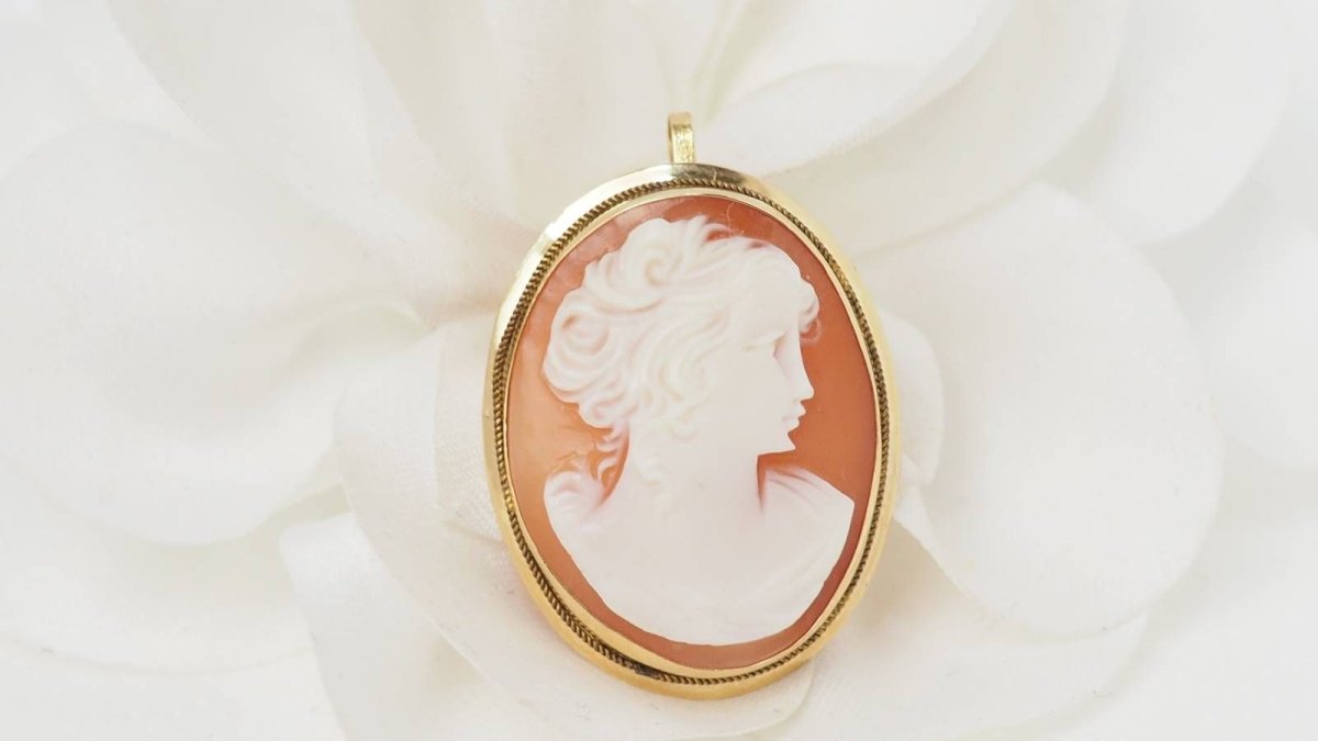 Pendentif - broche ancien en or jaune et camée - Castafiore