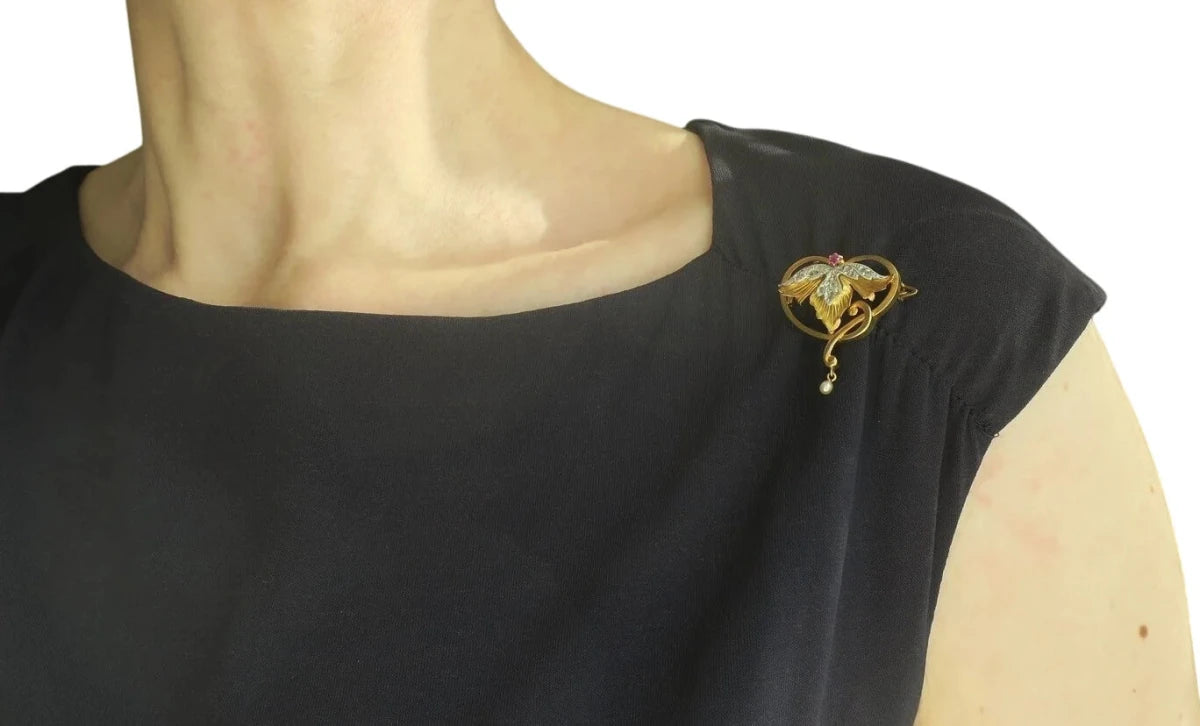 Pendentif broche Art Nouveau Rubis Diamants Perle fine Or rose 18 carats et Platine - Castafiore