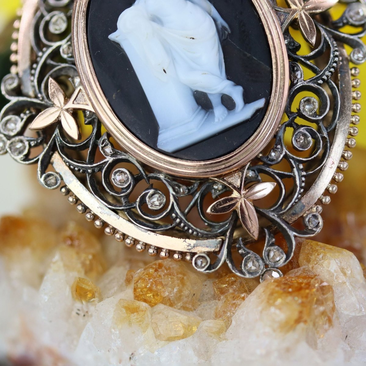 Antique cameo and brooch pendant diamonds cut in pink