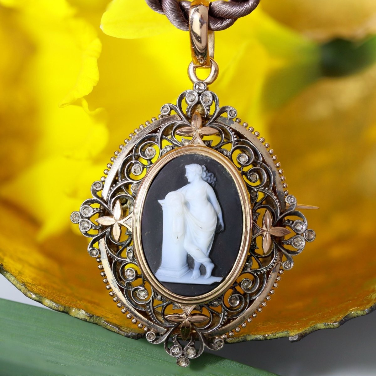 Antique cameo and brooch pendant diamonds cut in pink