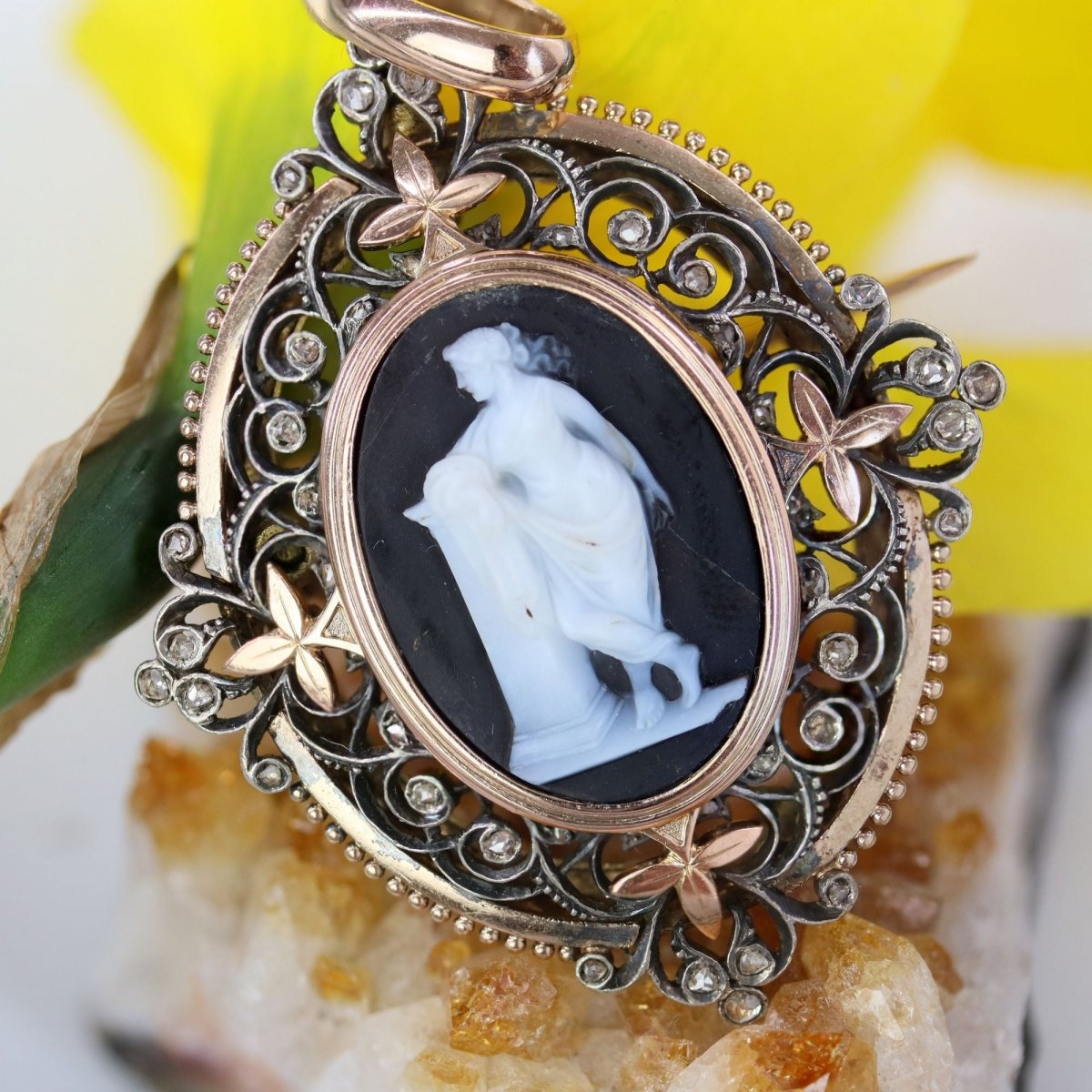 Antique cameo and brooch pendant diamonds cut in pink